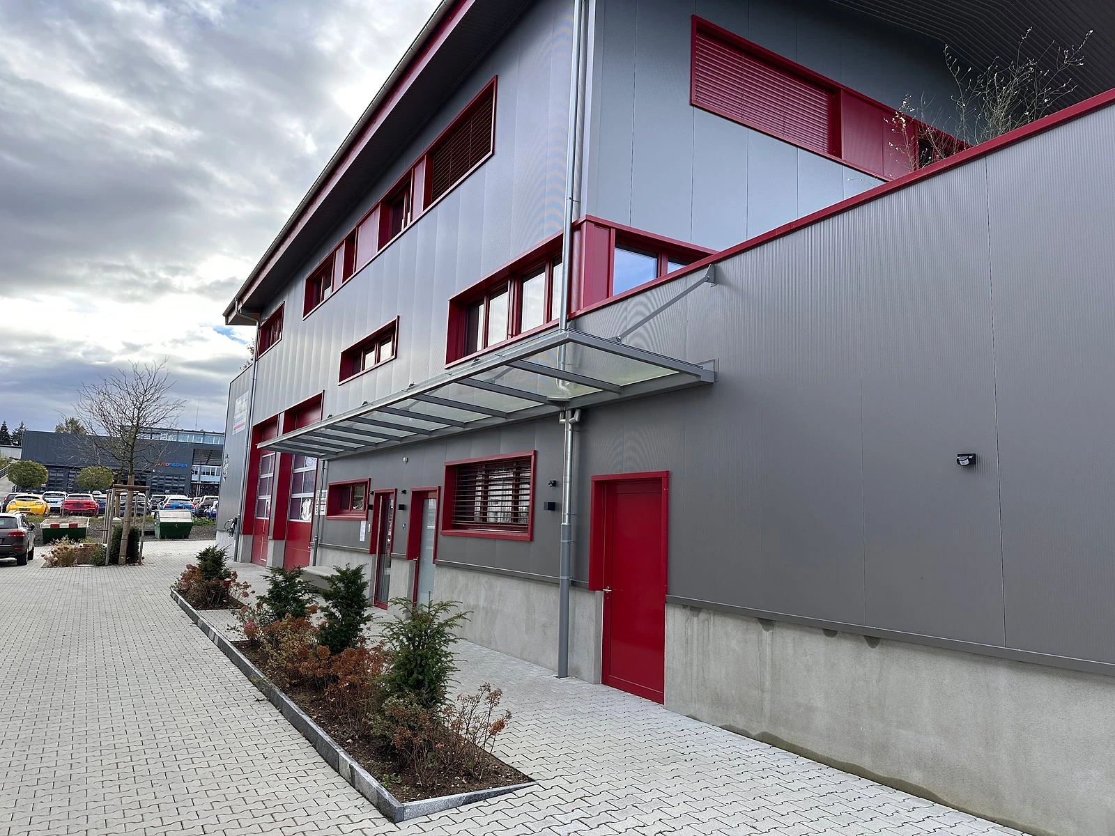 Betriebsbau Ettingen — Eingangsbereich mit Vordach