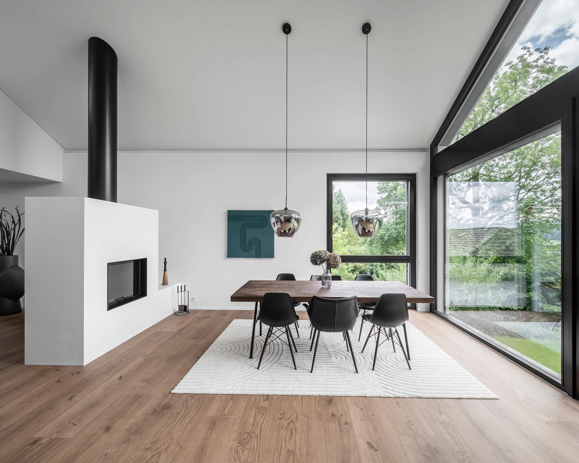EFH Neuhof — offener Wohn- und Essbereich mit Cheminee und Glasfront
