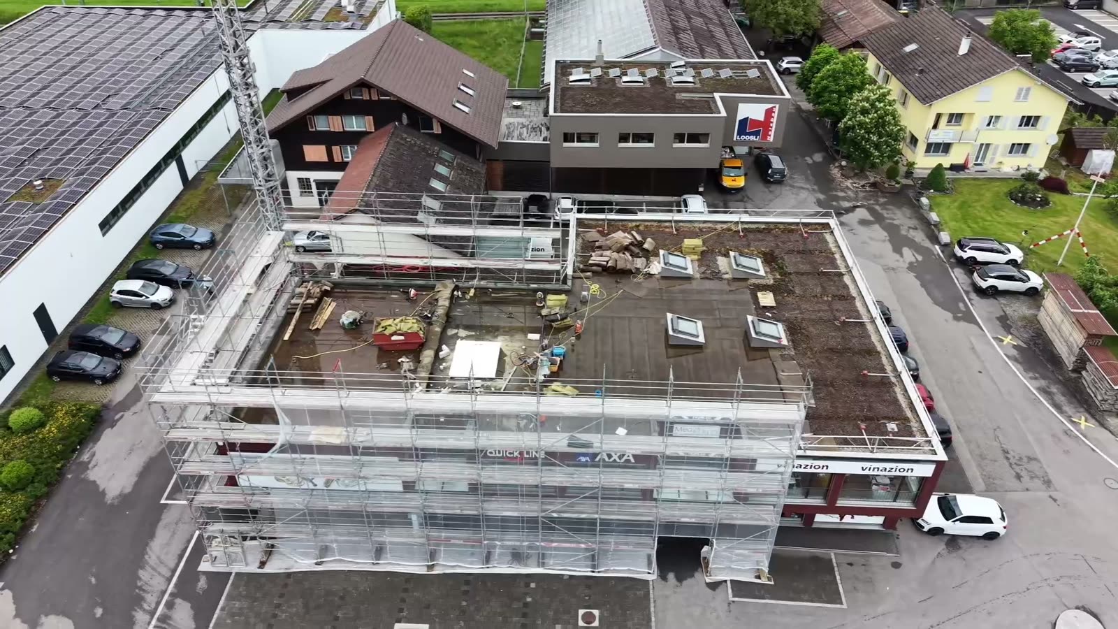 Aufstockung Gewerbegebäude Loosli, Willisau — Drohnenaufnahme Baustelle mit Gerüst