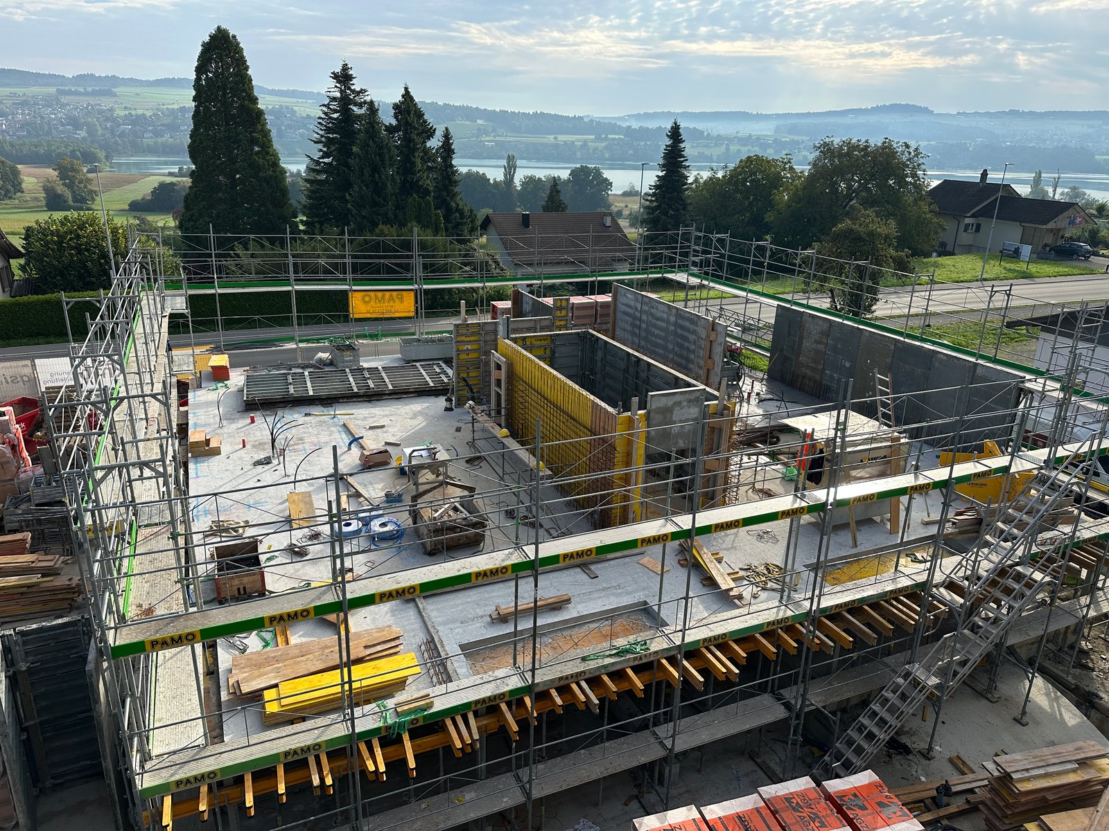 Seeluft Boniswil — Drohnenaufnahme Rohbau mit Seeblick