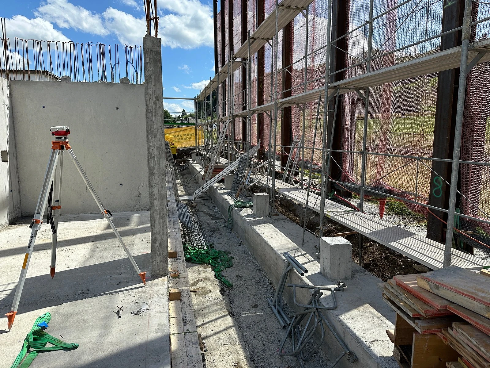 Seeluft Boniswil — Betonieren der Bodenplatte mit Kran