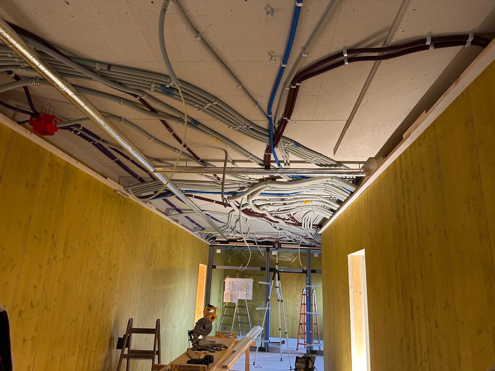 Sonneweid 2 — Haustechnik-Installation in der Decke