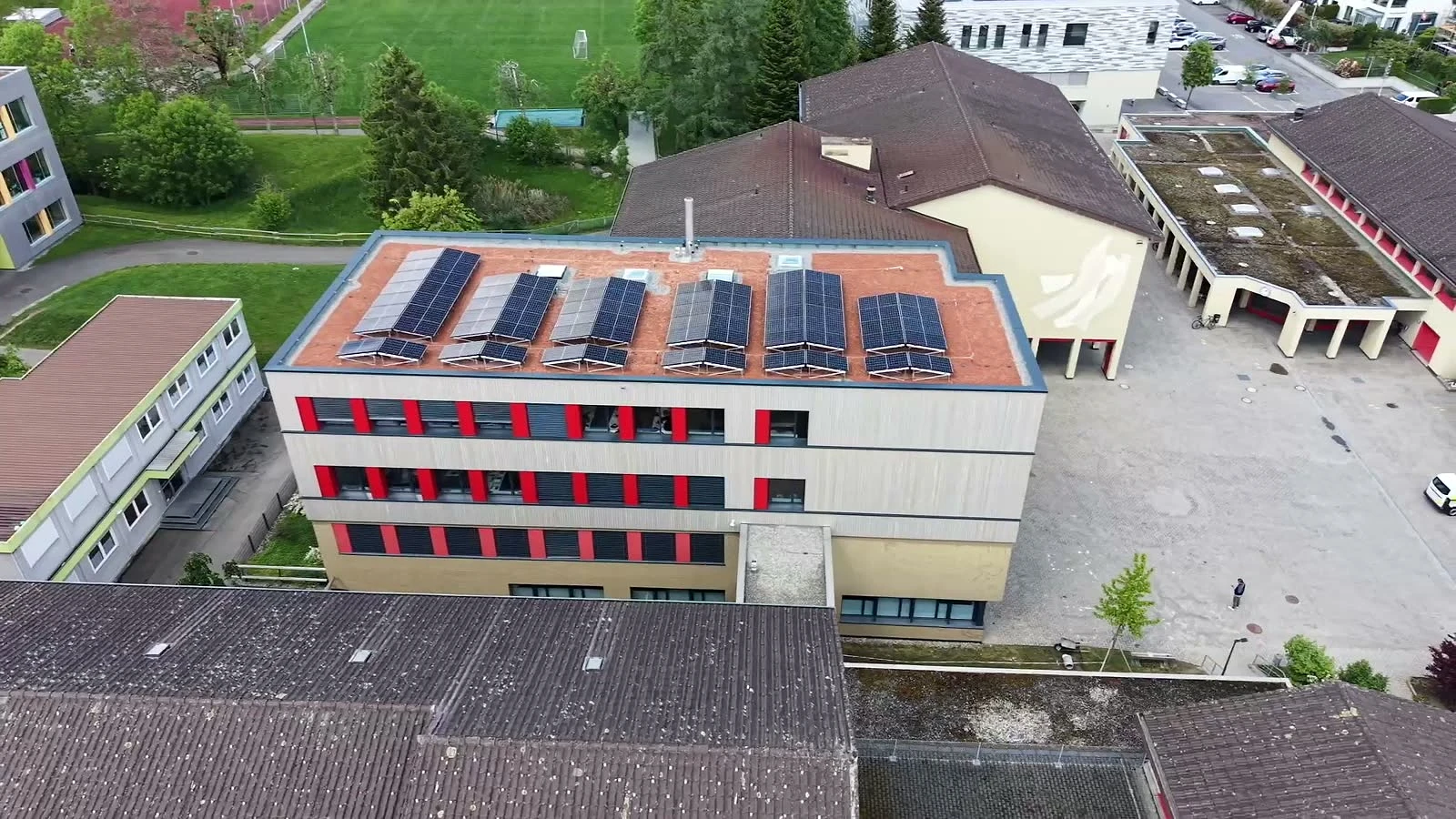 Sonneweid 2 — Drohnenaufnahme mit Solaranlage und Quartier