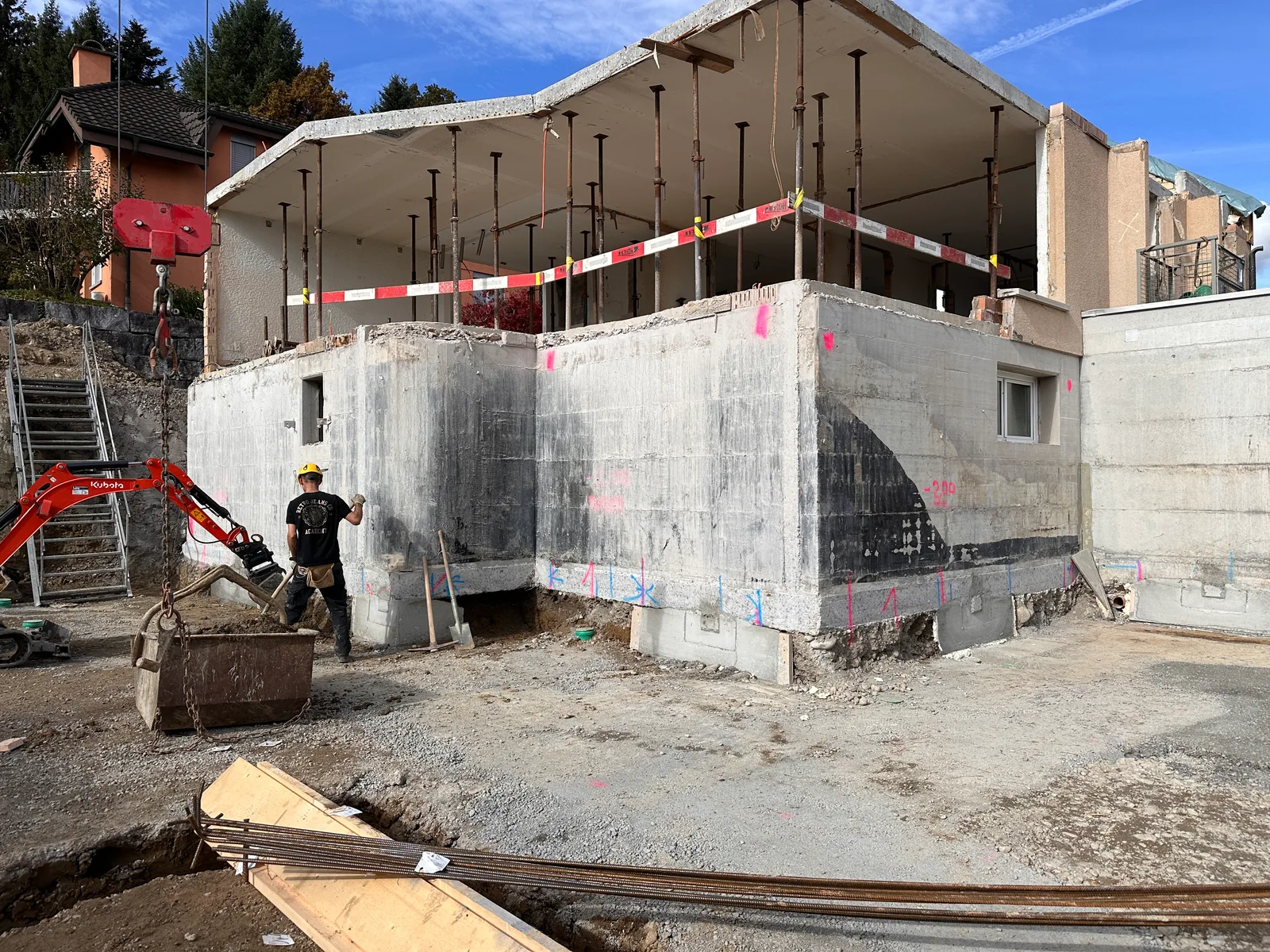 Umbau Feldhaus — Rohbau mit Betonwänden und Stützen