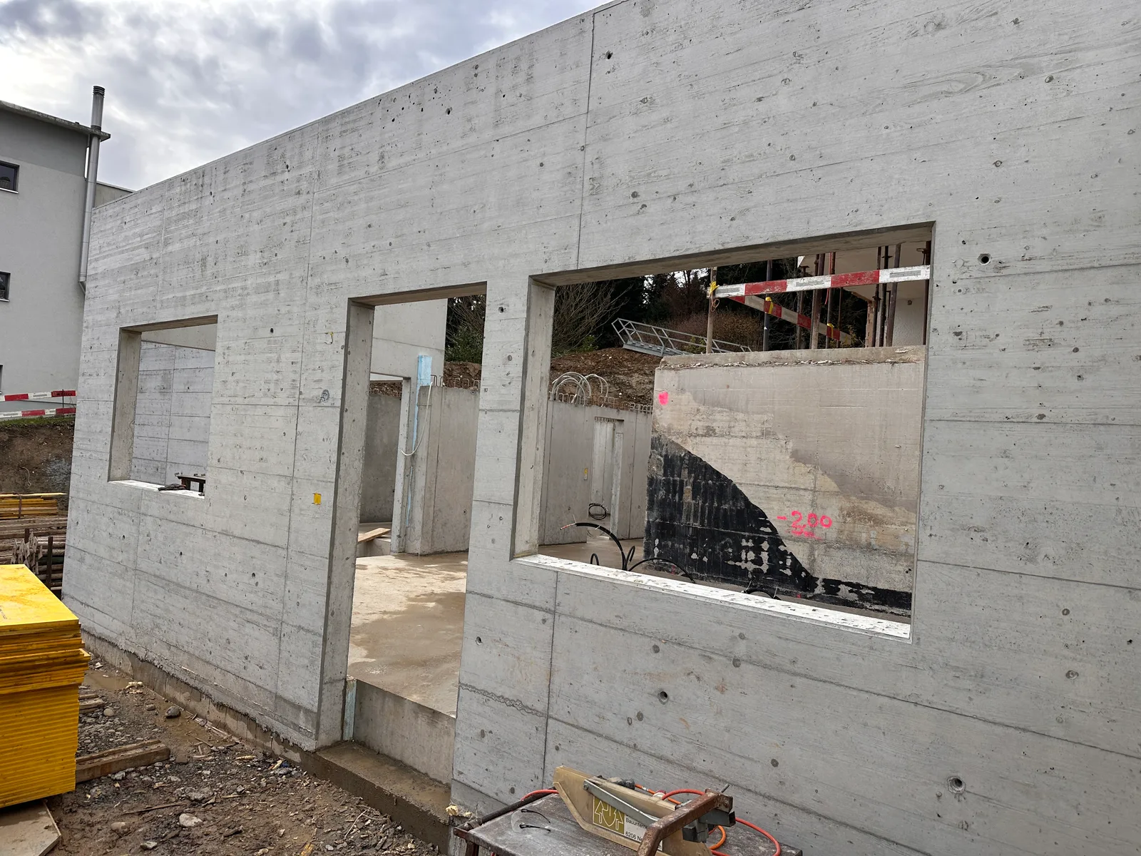 Umbau Feldhaus — Betonrohbau mit Fensteröffnungen