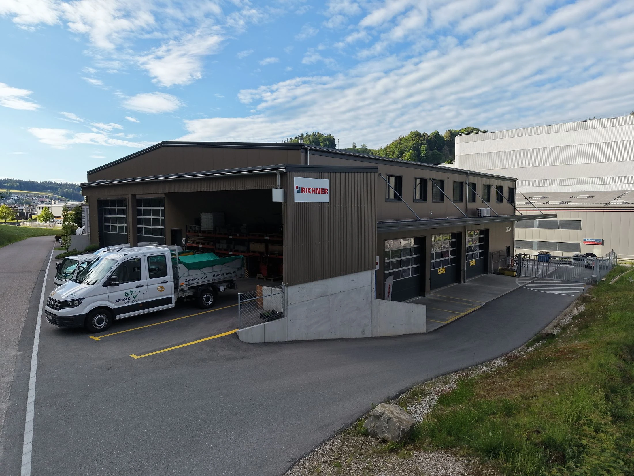 Workspace Willisau — Werkstatt-Halle mit offenem Sektionaltor