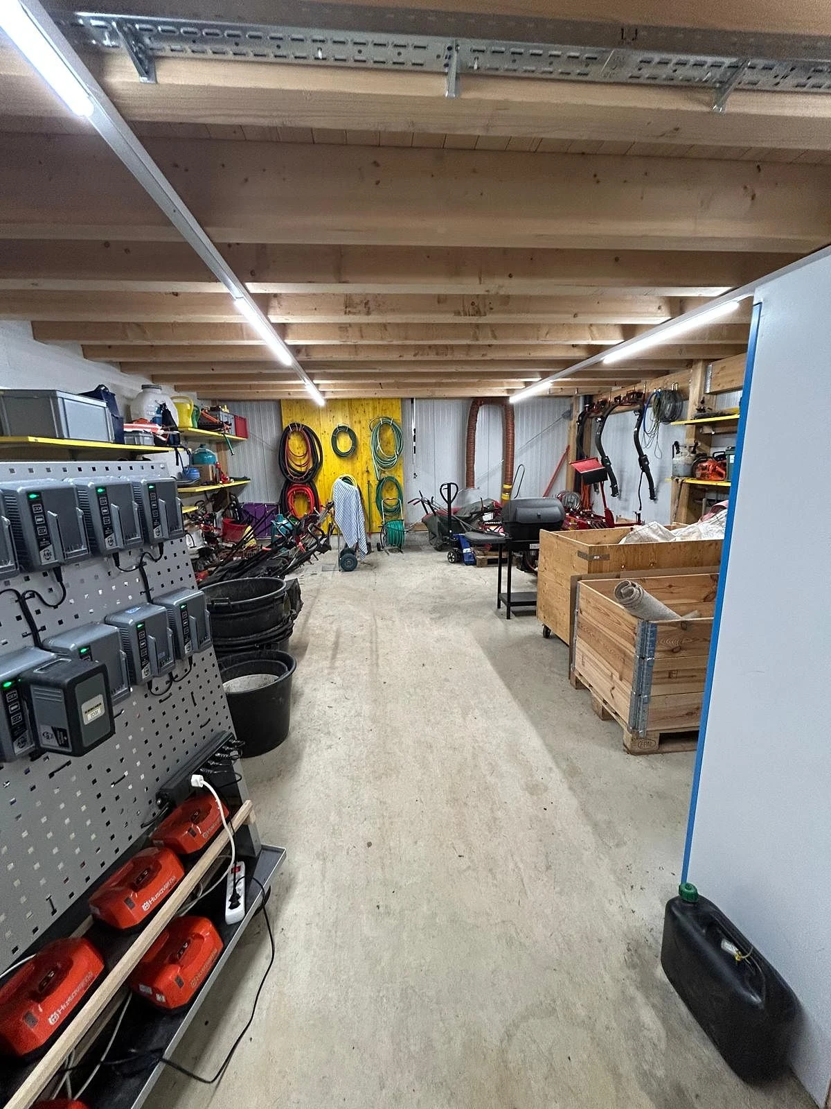 Workspace Willisau — Werkstatt-Innenraum mit Holz-Tragwerk und Mieter-Ausruestung